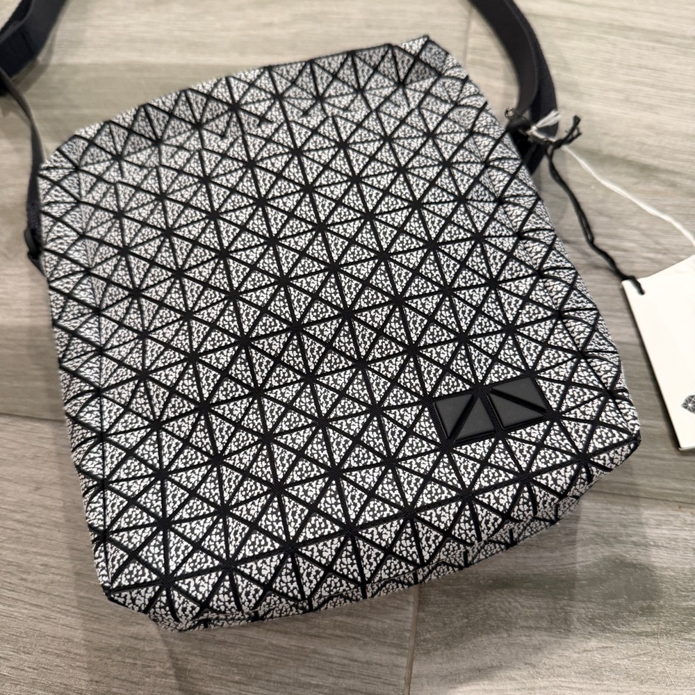 BAO BAO ISSEY MIYAKE Black Voyager Crossbody Bag 241730M170007 - Picture 5 of 15